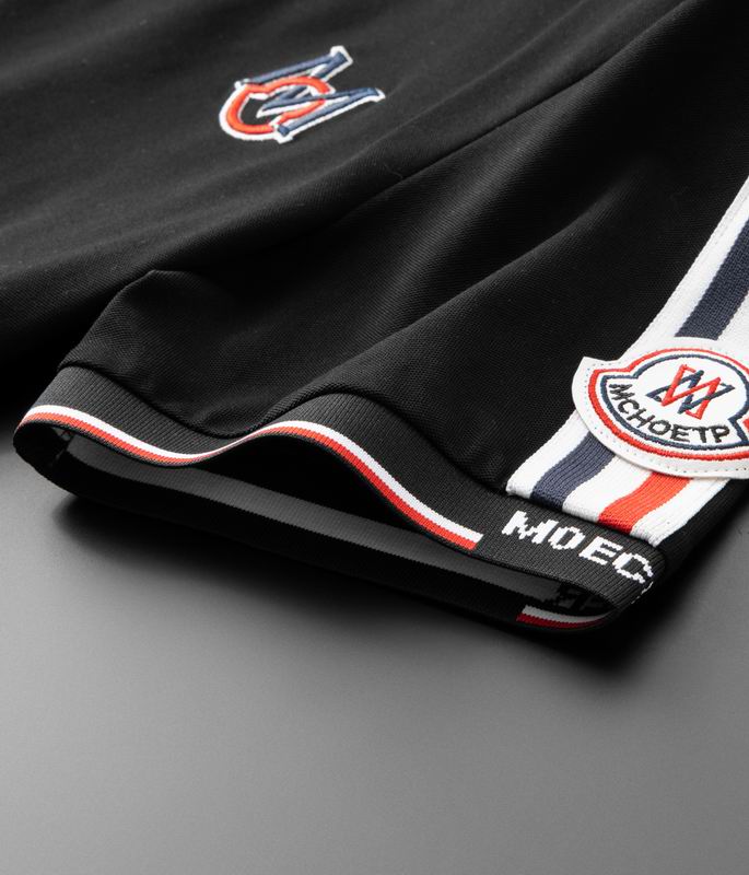 Le polo T-shirt Moncler pour homme incarne le summum de l'élégance décontractée et du style intemporel.au meilleur prix