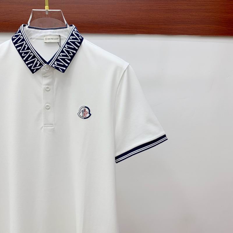 Le polo T-shirt Moncler pour homme incarne le summum de l'élégance décontractée et du style intemporel.au meilleur prix