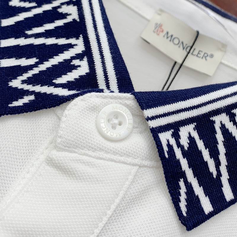 Le polo T-shirt Moncler pour homme incarne le summum de l'élégance décontractée et du style intemporel.au meilleur prix