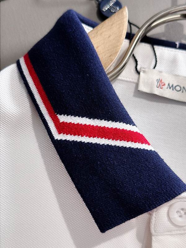 Le polo T-shirt Moncler pour homme incarne le summum de l'élégance décontractée et du style intemporel.au meilleur prix