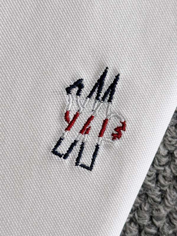 Le polo T-shirt Moncler pour homme incarne le summum de l'élégance décontractée et du style intemporel.au meilleur prix