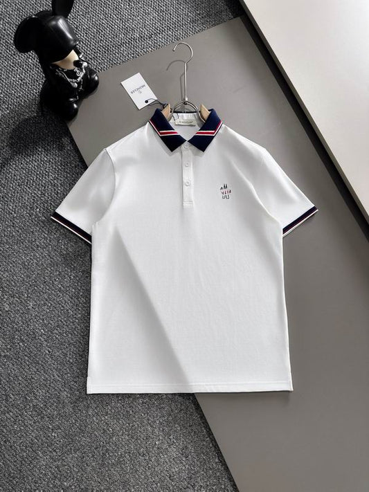 Le polo T-shirt Moncler pour homme incarne le summum de l'élégance décontractée et du style intemporel.au meilleur prix.