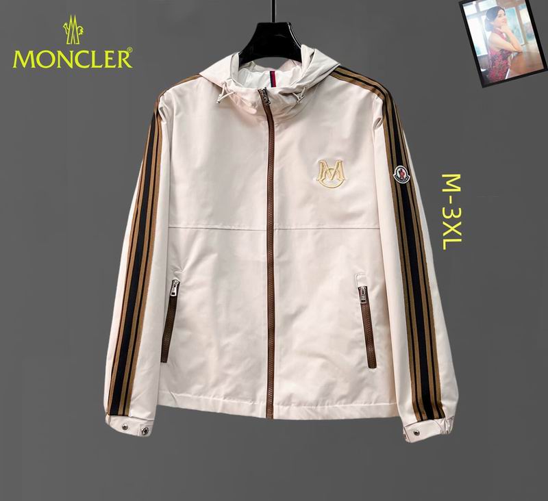 Les vestes Moncler allient élégance et modernité. Leur design sophistiqué et leurs matériaux haut de gamme en font un choix incontournable.pas cher.le moins cher.