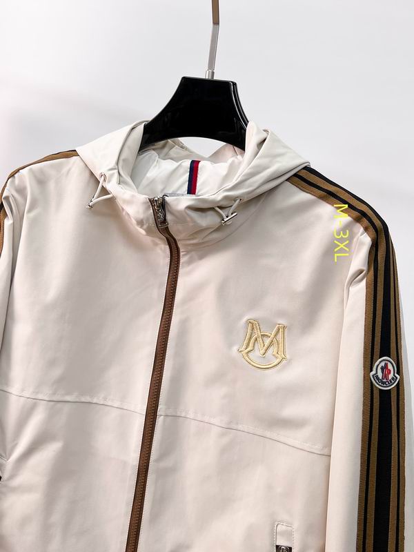 Les vestes Moncler allient élégance et modernité. Leur design sophistiqué et leurs matériaux haut de gamme en font un choix incontournable.pas cher.le moins cher.