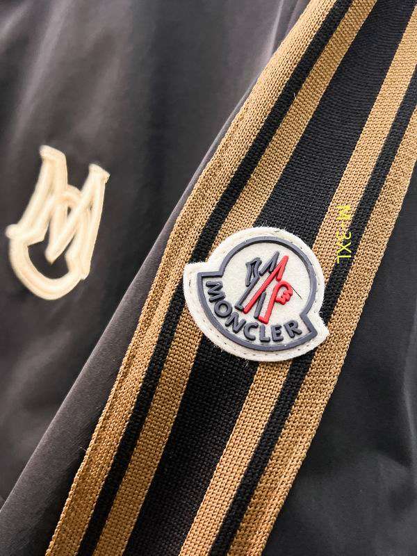 Les vestes Moncler allient élégance et modernité. Leur design sophistiqué et leurs matériaux haut de gamme en font un choix incontournable.pas cher.le moins cher.