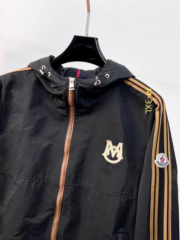 Les vestes Moncler allient élégance et modernité. Leur design sophistiqué et leurs matériaux haut de gamme en font un choix incontournable.pas cher.le moins cher.