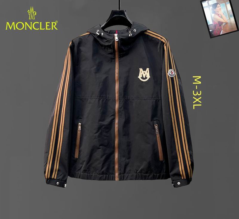 Les vestes Moncler allient élégance et modernité. Leur design sophistiqué et leurs matériaux haut de gamme en font un choix incontournable.pas cher.le moins cher.