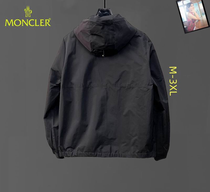 Les vestes Moncler allient élégance et modernité. Leur design sophistiqué et leurs matériaux haut de gamme en font un choix incontournable.pas cher.le moins cher.