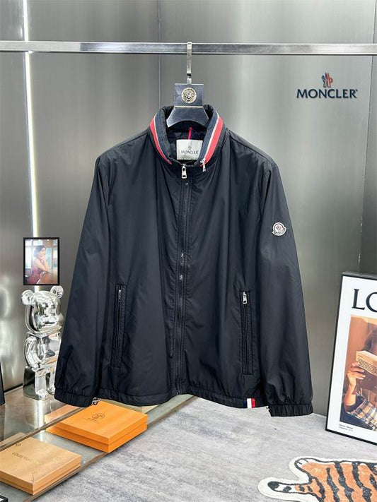 Les vestes Moncler allient élégance et modernité. Leur design sophistiqué et leurs matériaux haut de gamme en font un choix incontournable.pas cher.le moins cher.