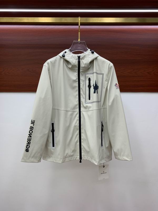 Les vestes Moncler allient élégance et modernité. Leur design sophistiqué et leurs matériaux haut de gamme en font un choix incontournable.pas cher.le moins cher.