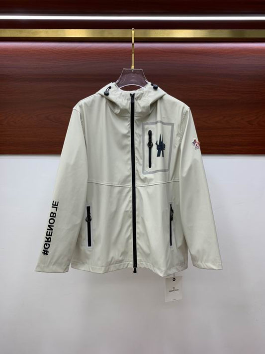 Les vestes Moncler allient élégance et modernité. Leur design sophistiqué et leurs matériaux haut de gamme en font un choix incontournable.pas cher.le moins cher.