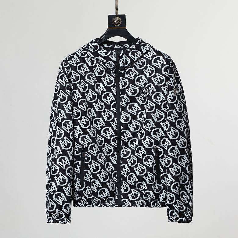 Les vestes Moncler allient élégance et modernité. Leur design sophistiqué et leurs matériaux haut de gamme en font un choix incontournable.pas cher.le moins cher.