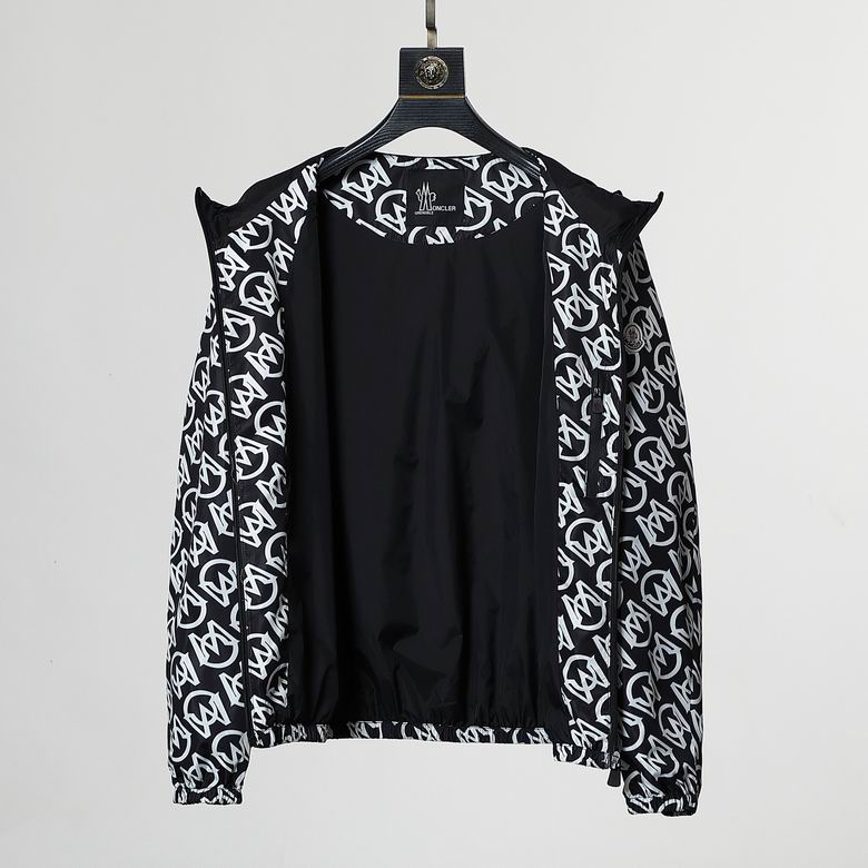 Les vestes Moncler allient élégance et modernité. Leur design sophistiqué et leurs matériaux haut de gamme en font un choix incontournable.pas cher.le moins cher.