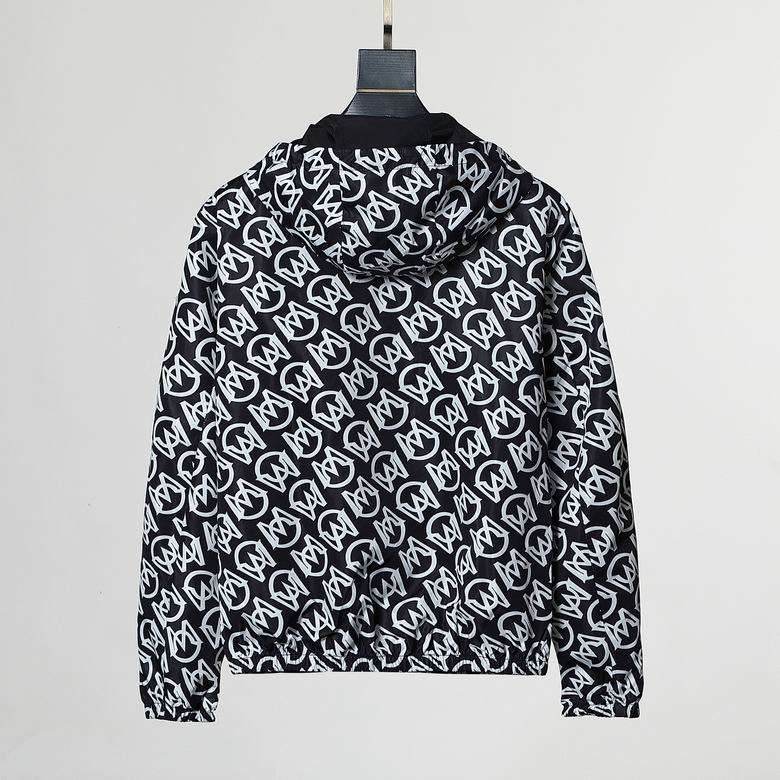 Les vestes Moncler allient élégance et modernité. Leur design sophistiqué et leurs matériaux haut de gamme en font un choix incontournable.pas cher.le moins cher.