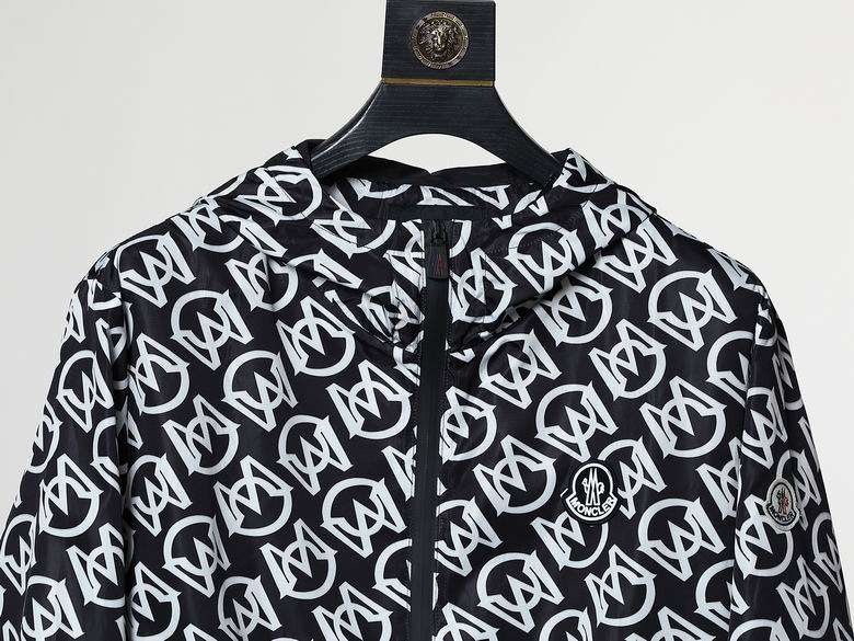 Les vestes Moncler allient élégance et modernité. Leur design sophistiqué et leurs matériaux haut de gamme en font un choix incontournable.pas cher.le moins cher.