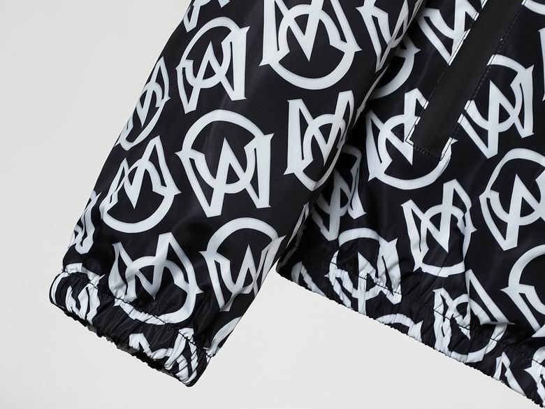 Les vestes Moncler allient élégance et modernité. Leur design sophistiqué et leurs matériaux haut de gamme en font un choix incontournable.pas cher.le moins cher.