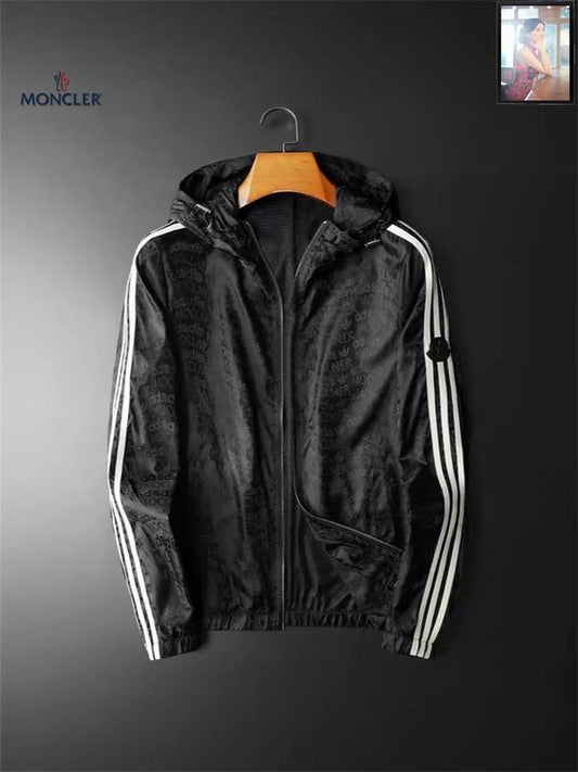 Les vestes Moncler allient élégance et modernité. Leur design sophistiqué et leurs matériaux haut de gamme en font un choix incontournable.pas cher.le moins cher.