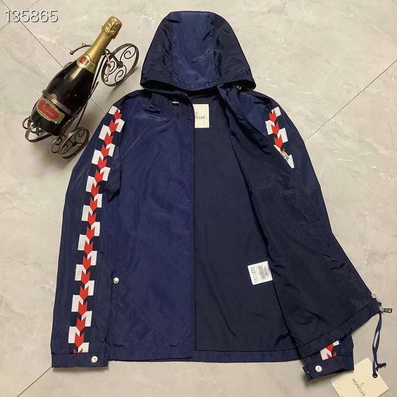 Les vestes Moncler allient élégance et modernité. Leur design sophistiqué et leurs matériaux haut de gamme en font un choix incontournable.pas cher.le moins cher.