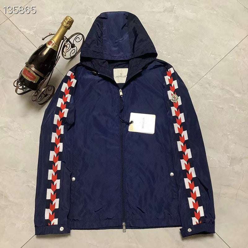Les vestes Moncler allient élégance et modernité. Leur design sophistiqué et leurs matériaux haut de gamme en font un choix incontournable.pas cher.le moins cher.