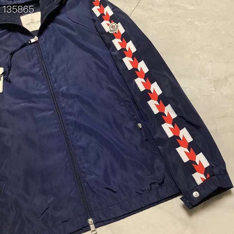 Les vestes Moncler allient élégance et modernité. Leur design sophistiqué et leurs matériaux haut de gamme en font un choix incontournable.pas cher.le moins cher.