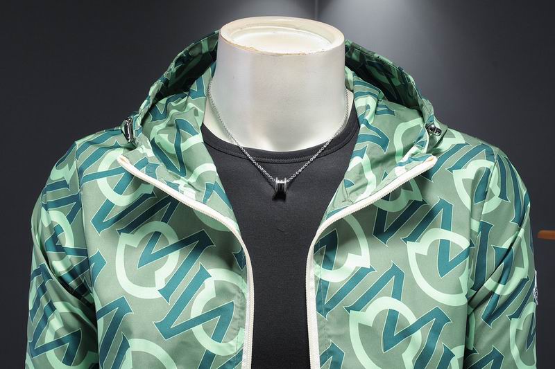Les vestes Moncler allient élégance et modernité. Leur design sophistiqué et leurs matériaux haut de gamme en font un choix incontournable.pas cher.le moins cher.