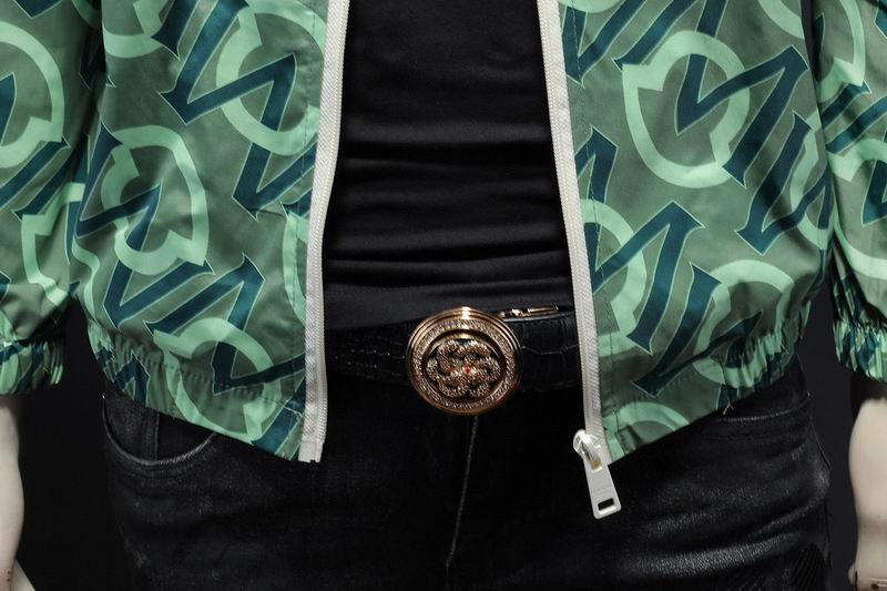 Les vestes Moncler allient élégance et modernité. Leur design sophistiqué et leurs matériaux haut de gamme en font un choix incontournable.pas cher.le moins cher.