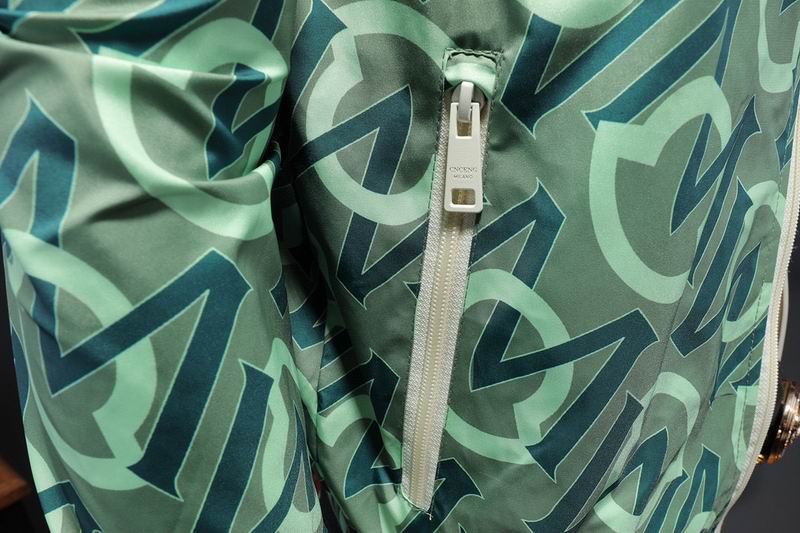 Les vestes Moncler allient élégance et modernité. Leur design sophistiqué et leurs matériaux haut de gamme en font un choix incontournable.pas cher.le moins cher.