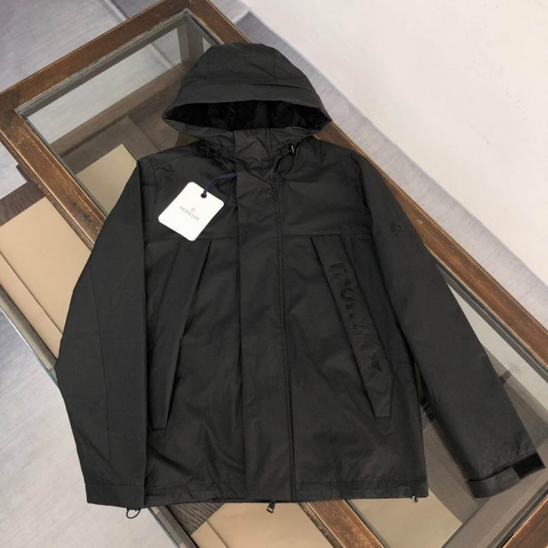 Les vestes Moncler allient élégance et modernité. Leur design sophistiqué et leurs matériaux haut de gamme en font un choix incontournable.pas cher.le moins cher.