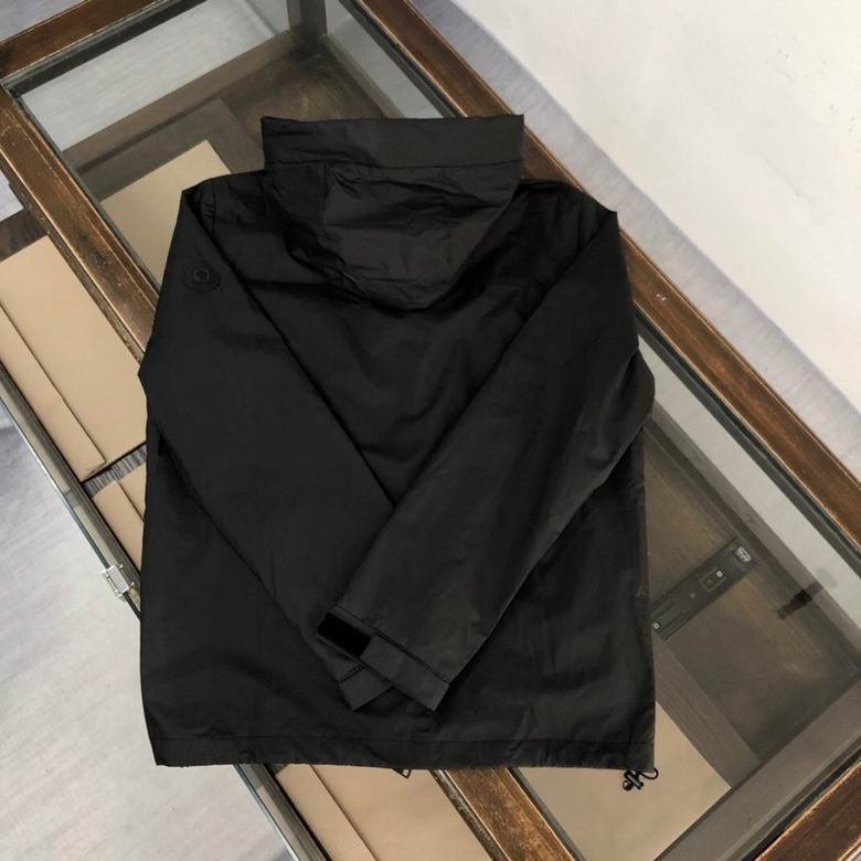 Les vestes Moncler allient élégance et modernité. Leur design sophistiqué et leurs matériaux haut de gamme en font un choix incontournable.pas cher.le moins cher.