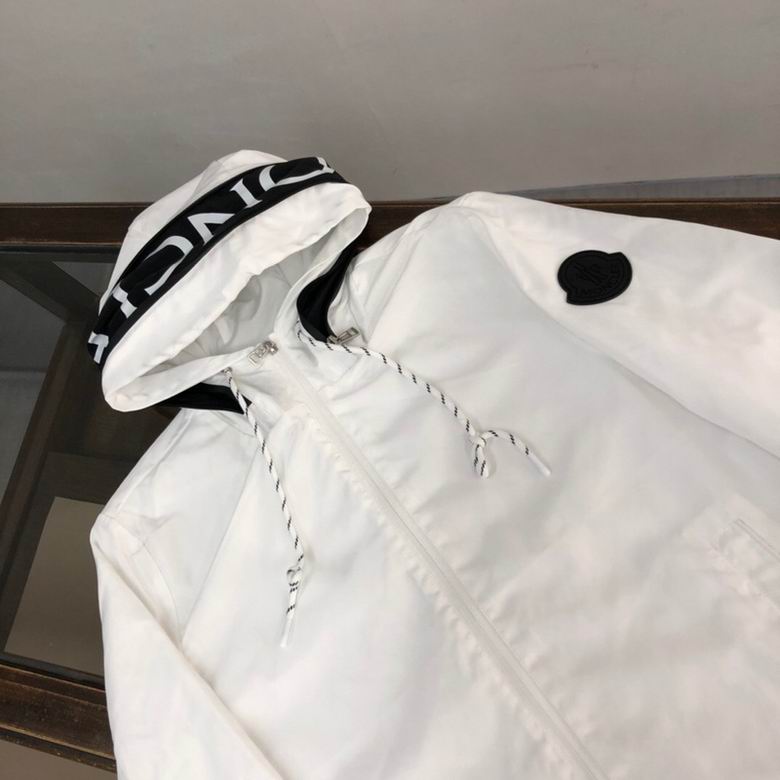 Les vestes Moncler allient élégance et modernité. Leur design sophistiqué et leurs matériaux haut de gamme en font un choix incontournable.pas cher.le moins cher.