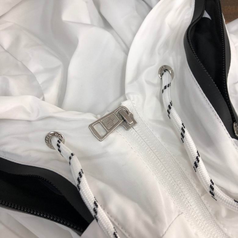 Les vestes Moncler allient élégance et modernité. Leur design sophistiqué et leurs matériaux haut de gamme en font un choix incontournable.pas cher.le moins cher.