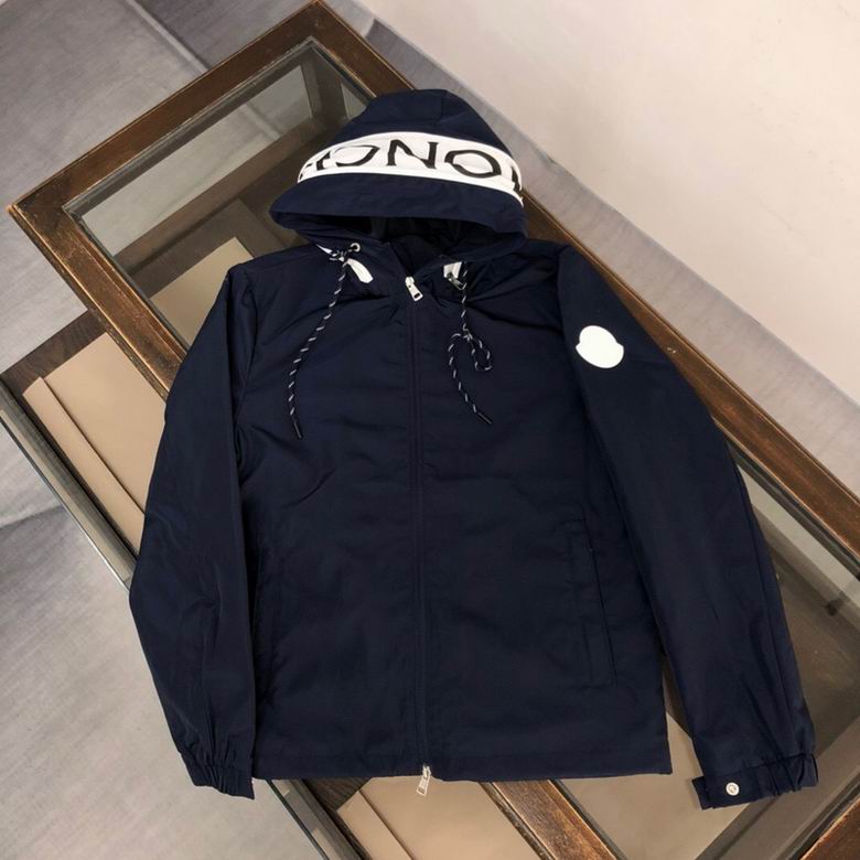 Les vestes Moncler allient élégance et modernité. Leur design sophistiqué et leurs matériaux haut de gamme en font un choix incontournable.pas cher.le moins cher.