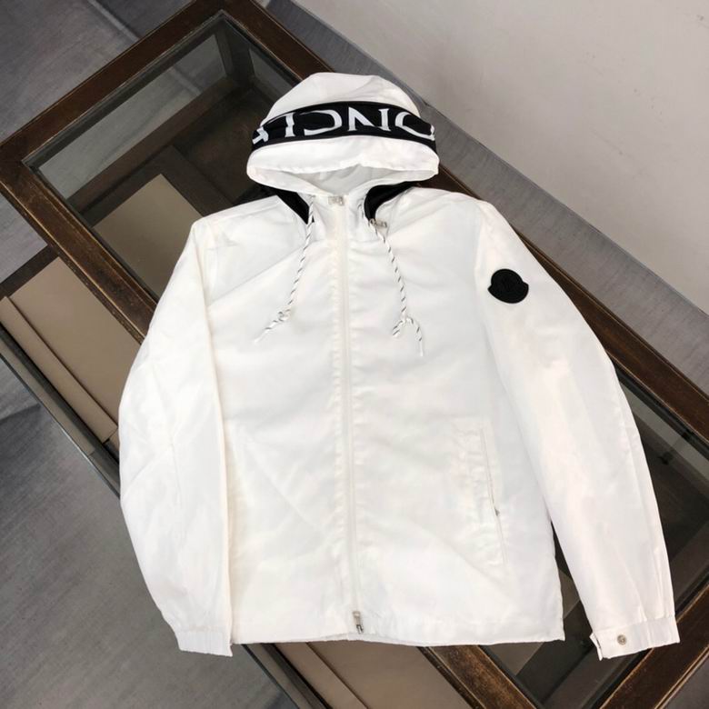 Les vestes Moncler allient élégance et modernité. Leur design sophistiqué et leurs matériaux haut de gamme en font un choix incontournable.pas cher.le moins cher.
