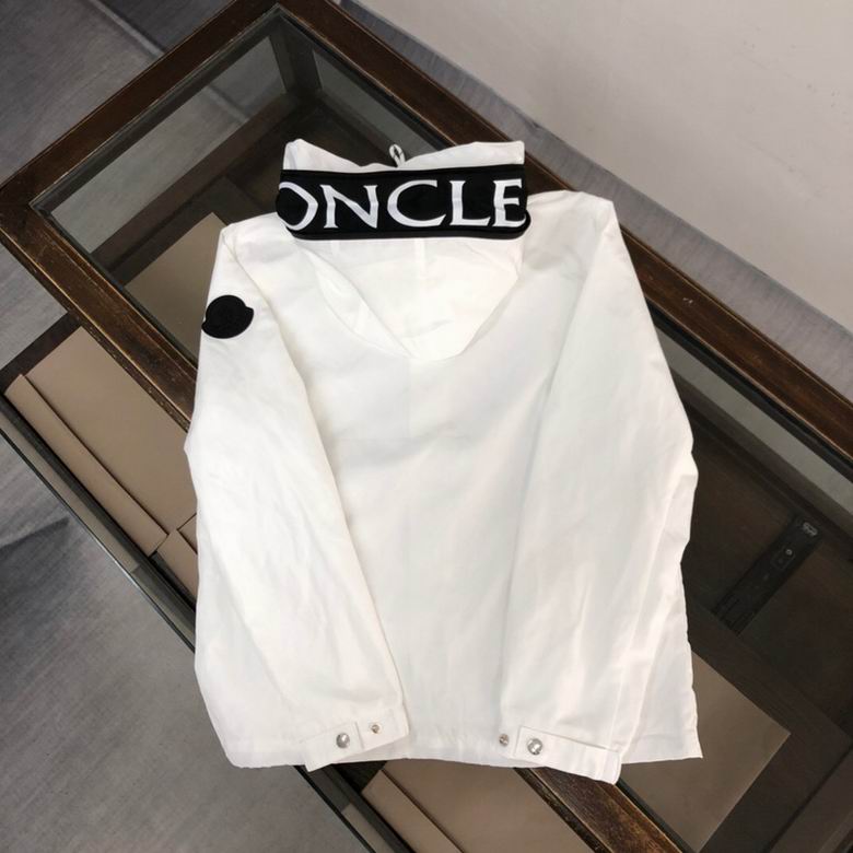 Les vestes Moncler allient élégance et modernité. Leur design sophistiqué et leurs matériaux haut de gamme en font un choix incontournable.pas cher.le moins cher.