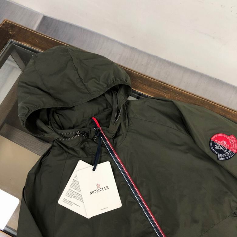 Les vestes Moncler allient élégance et modernité. Leur design sophistiqué et leurs matériaux haut de gamme en font un choix incontournable.pas cher.le moins cher.
