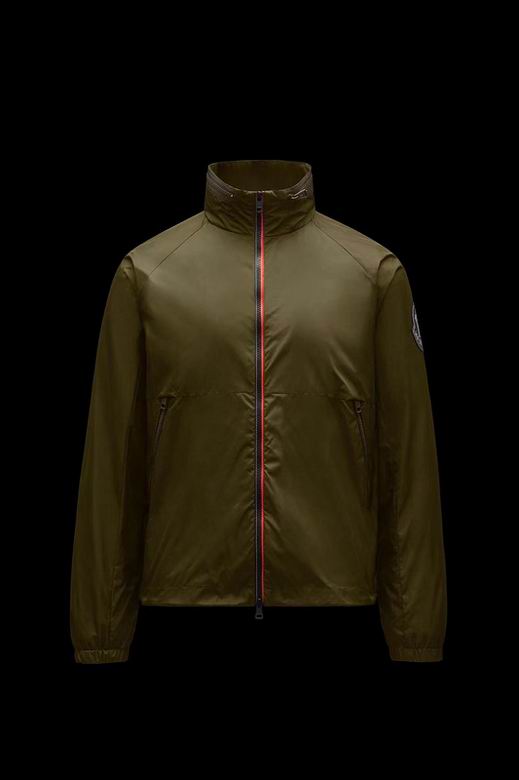 Les vestes Moncler allient élégance et modernité. Leur design sophistiqué et leurs matériaux haut de gamme en font un choix incontournable.pas cher.le moins cher.