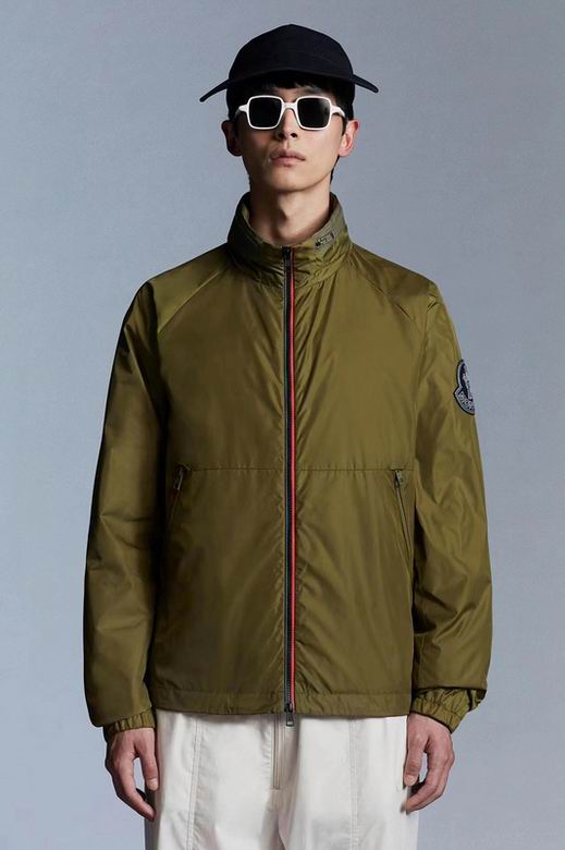 Les vestes Moncler allient élégance et modernité. Leur design sophistiqué et leurs matériaux haut de gamme en font un choix incontournable.pas cher.le moins cher.