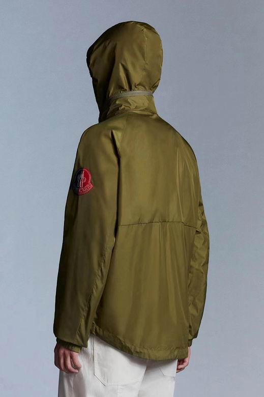Les vestes Moncler allient élégance et modernité. Leur design sophistiqué et leurs matériaux haut de gamme en font un choix incontournable.pas cher.le moins cher.