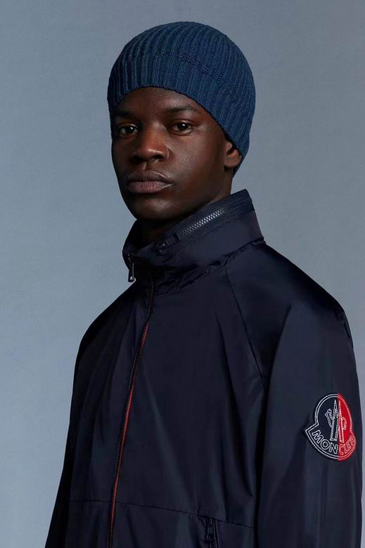 Les vestes Moncler allient élégance et modernité. Leur design sophistiqué et leurs matériaux haut de gamme en font un choix incontournable.pas cher.le moins cher.