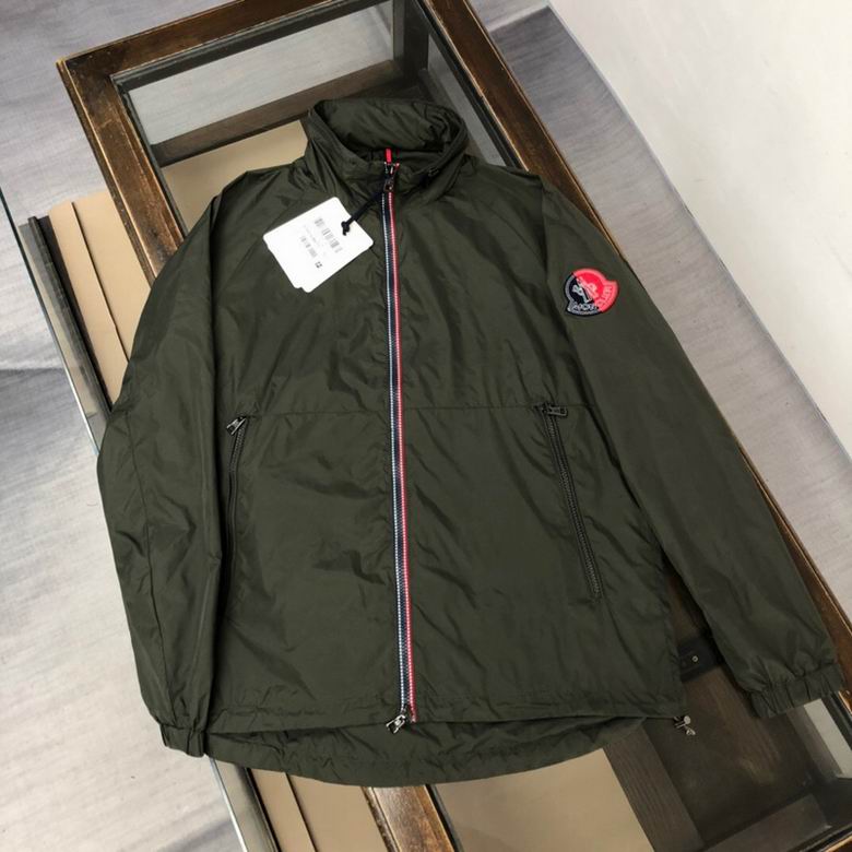 Les vestes Moncler allient élégance et modernité. Leur design sophistiqué et leurs matériaux haut de gamme en font un choix incontournable.pas cher.le moins cher.