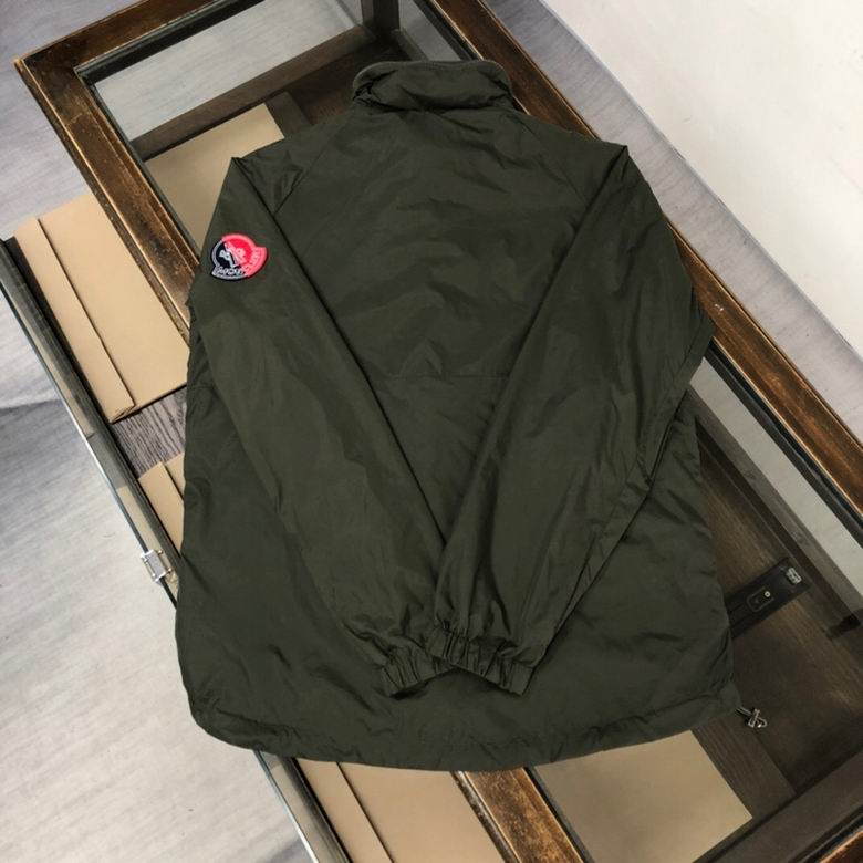 Les vestes Moncler allient élégance et modernité. Leur design sophistiqué et leurs matériaux haut de gamme en font un choix incontournable.pas cher.le moins cher.