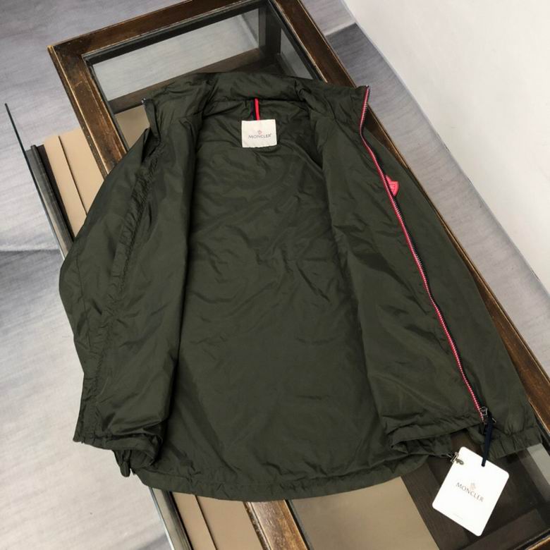 Les vestes Moncler allient élégance et modernité. Leur design sophistiqué et leurs matériaux haut de gamme en font un choix incontournable.pas cher.le moins cher.