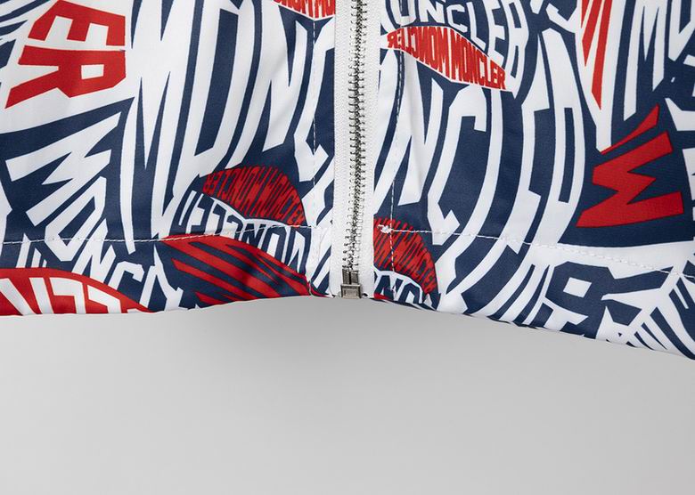 Les vestes Moncler allient élégance et modernité. Leur design sophistiqué et leurs matériaux haut de gamme en font un choix incontournable.pas cher.le moins cher.