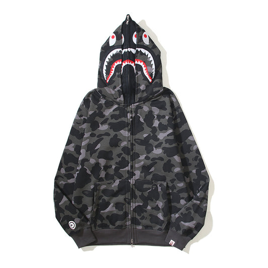 Les sweats Bape Sta pour homme incarnent l’essence du streetwear avec un design audacieux et reconnaissable, propre à la marque A Bathing Ape (Bape).