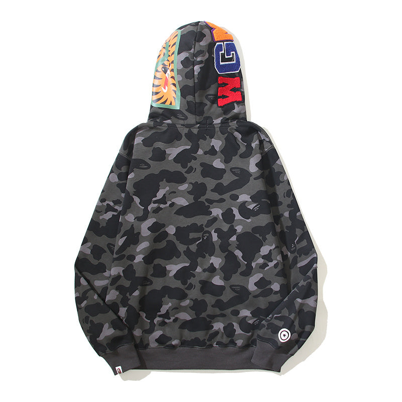 Les sweats Bape Sta pour homme incarnent l’essence du streetwear avec un design audacieux et reconnaissable, propre à la marque A Bathing Ape (Bape).
