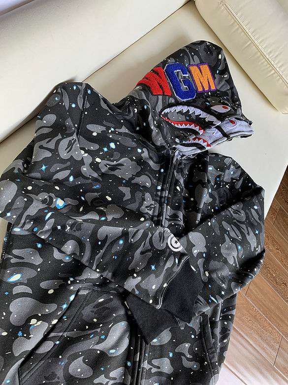 Les sweats Bape Sta pour homme incarnent l’essence du streetwear avec un design audacieux et reconnaissable, propre à la marque A Bathing Ape (Bape).