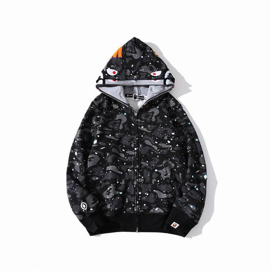 Les sweats Bape Sta pour homme incarnent l’essence du streetwear avec un design audacieux et reconnaissable, propre à la marque A Bathing Ape (Bape).