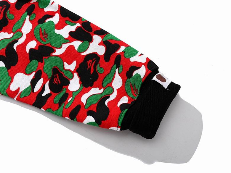 Les sweats Bape Sta pour homme incarnent l’essence du streetwear avec un design audacieux et reconnaissable, propre à la marque A Bathing Ape (Bape).