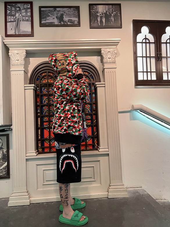Les sweats Bape Sta pour homme incarnent l’essence du streetwear avec un design audacieux et reconnaissable, propre à la marque A Bathing Ape (Bape).