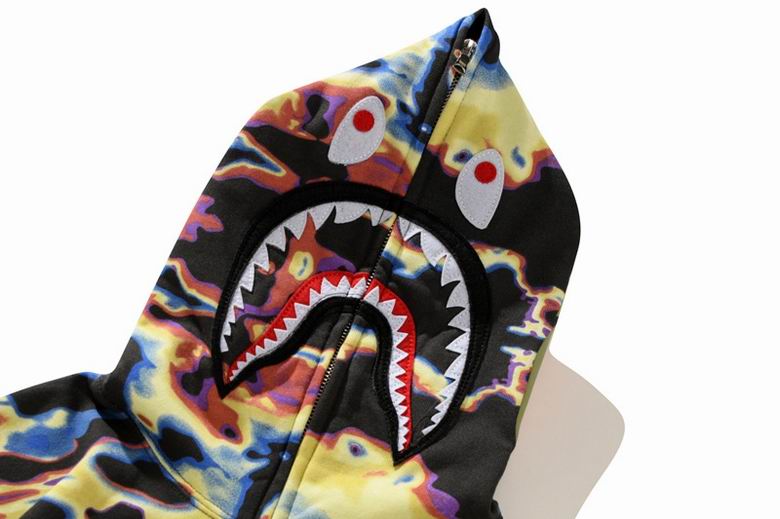 Les sweats Bape Sta pour homme incarnent l’essence du streetwear avec un design audacieux et reconnaissable, propre à la marque A Bathing Ape (Bape).